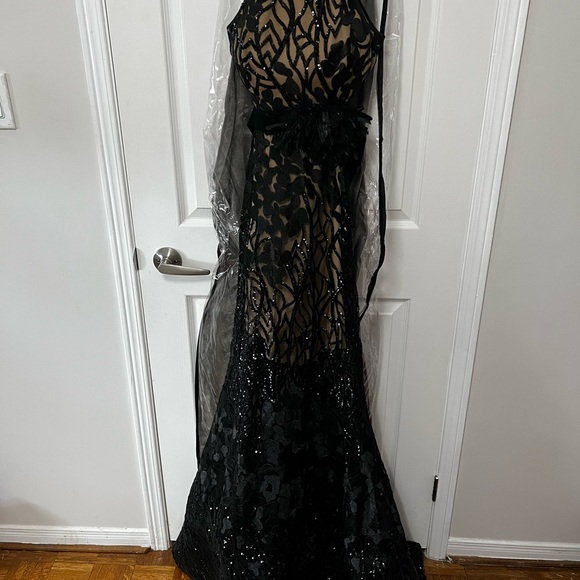 Long beautiful dress - Picture 3 of 6